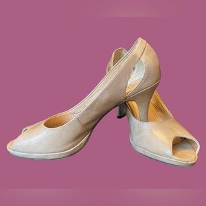 Very comfortable peep toe heels in beige.